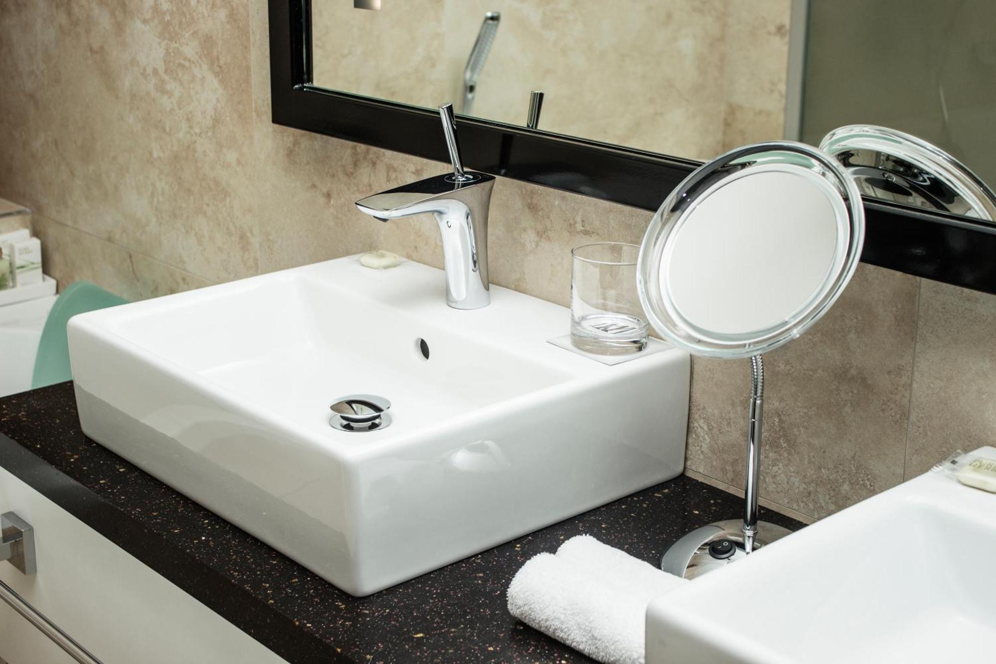 11 Mirrors Design Hotel Kiev Phòng bức ảnh